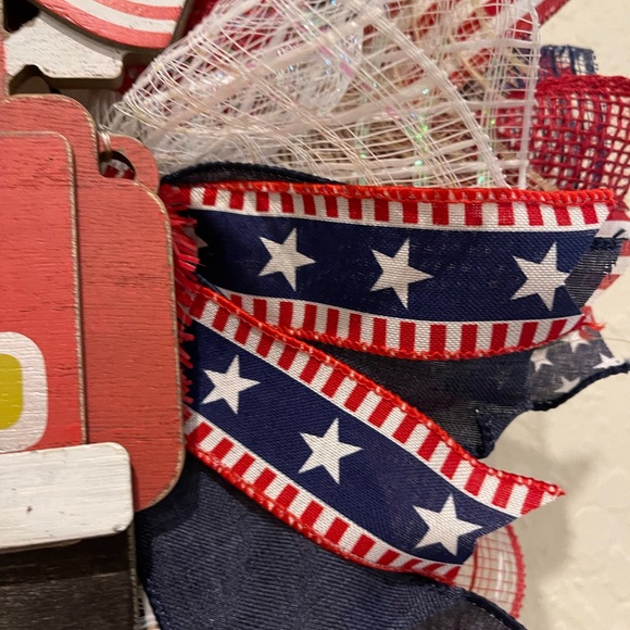 “Red Truck” Patriotic WREATH Red, White & Blue wreath 20” VERY FULL! Flag colors - Picture 4 of 9